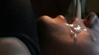 Gesichtsbehandlung in Nahaufnahme mit viel Sperma