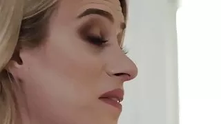 Charmante Transe Nikki anal mit Leidenschaft und Kraft genagelt