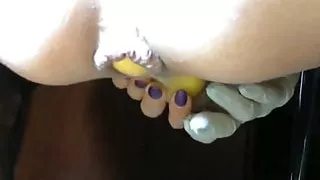 Ehefrau penetriert ihren Anus mit Zitronen für den Ehemann