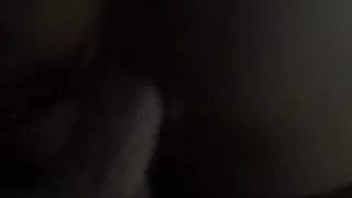 Umgekehrtes Cowgirl im Dunkeln