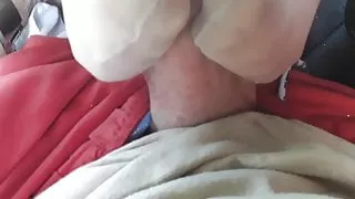 Sie zeigt mir im Auto ihre geilen Nylons