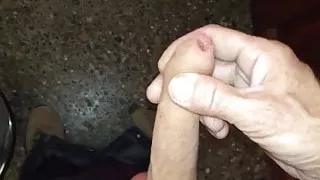 Wichsen und Sperma im Puklikraum