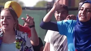 Slutty College Hijabi versucht zu jubeln