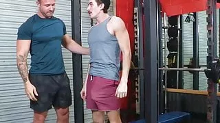 Schnauzbart-Jockeys Arsch gepflügt von knackigem Fitnessstudio-Kumpel