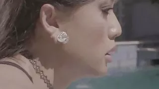 asiatische transsexuelle venus ist leidenschaftlich über ihr yoga workout transsexuell