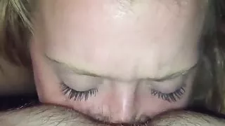 Freundin lutscht haarigen Schwanz und Arschloch!