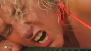 Blonde Bitch fickt den Poolboy