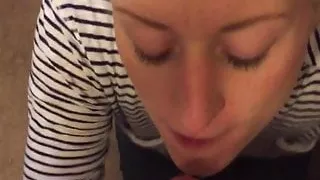 Schmutziges Mädchen macht schmutzige Dinge