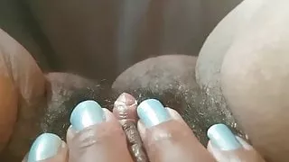 je joue avec ma grosse chatte 2