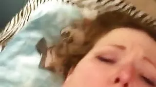 Eine weitere schöne Muschi, die gecremt wird