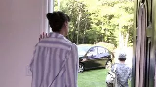 Süßes kurzhaariges Mädchen knallt eine ältere sexy Blondine hart