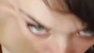 Gepiercte Schlampe bekommt Gesichtsbehandlung