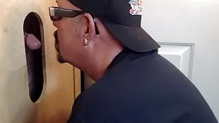 Das Schwanzloch wird gesaugt und gefickt