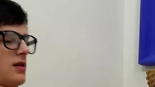 Der smarte schwule Jasper Robinson wird von einem schachspielenden Twink gefickt