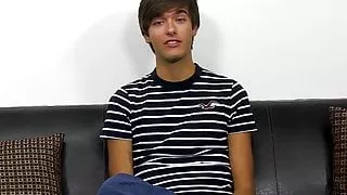 Der süße kleine Jason Steel wichst, während er sich den Arsch fingert