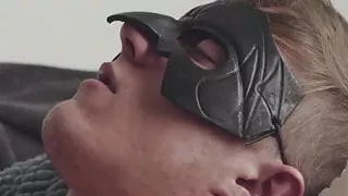 Heißer blonder, gerissener Kerl liebt es, seinen Schwanz auf einer Couch zu zerren