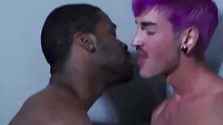 Interracial Schwanz lutschen mit zwei schwulen Jungs in einem dunklen Flur