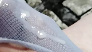 Cumshot im blauen Schlüpfer