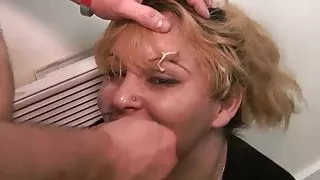 Busty Lovely Katie bekommt Wichse in einem Bukkake