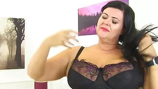 Curvy mature stepmom Katie wants your cock