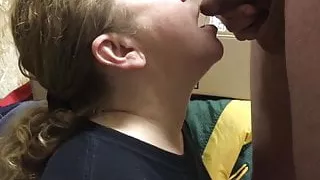 Alte Ehesau trinkt die Pisse direkt vom Schwanz!