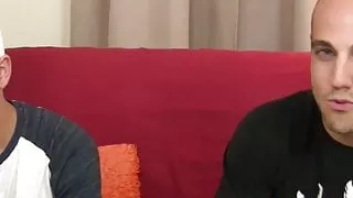 Tätowierter Hengst bekommt einen Blowjob von seinem kleinen Twink-Kumpel