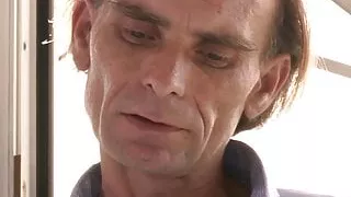 Kerl leckt und fickt ihre rasierte junge Muschi