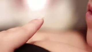 Solo babe orgasms while teasing her asshole