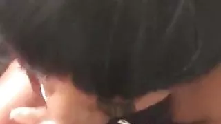 Schokoladenpuppe verschlingt einen schwarzen Schwanz