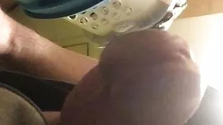 Letzte Tropfen Sperma in einen Becher