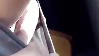 Wunderschönes Mädchen und ihr wunderschönes Fleisch in einem Auto