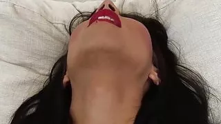 Gut aussehende Shemale mit kleinen Titten spielt mit ihrem Schwanz