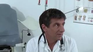 Doktor pisst Patientin voll