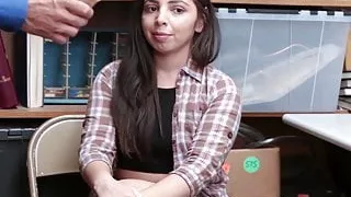 Gewagte Teenagerin Luna Leve beim Stehlen erwischt und mit Schwanz bestraft