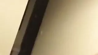 Indonesisches Mädchen auf dem Dach