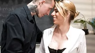 Aufgeschlossene Lehrerin fickt den Schuldirektor