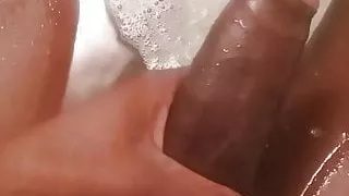 Schokoladenschwanz in der Wanne beim Wichsen