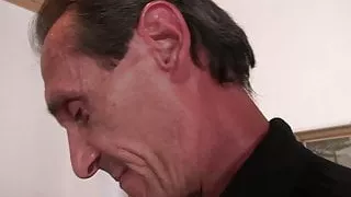 Blondes Mädchen betrügt mit seinem Vater