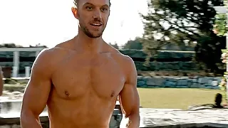 Celebrity Hunk Adam Demos hemdlose Szenen