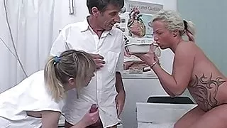 Doktor pisst Patientin in de Mund