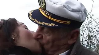 Hugetits Schönheit saugt Senioren Schwanz