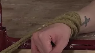 Inked jock Mickey Taylor blowing sub dick during waxing