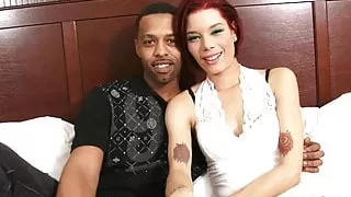 Kurzhaarige Rothaarige kann nicht genug von seinem Schwanz bekommen