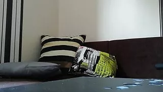 Auf einem Tisch abspritzen und mein eigenes Sperma schlucken