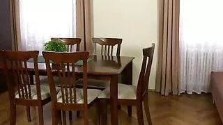 Schlampenjunge wird für brutalen Schwulensex benutzt