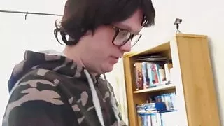 Gezeichnete britische Braut fickt für einen Platz in der Branche