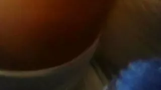 Debaixo da saia da coroa no bus