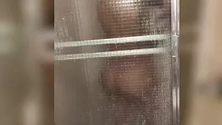 Bella tomandose una ducha