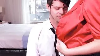 Die mit Strümpfen bekleidete Jemma Valentine bläst und knallt vor der Gesichtsbehandlung