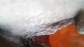 Spielzeug in der russischen Muschi in Großaufnahme.